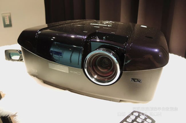 �����Ƴ��ж�ȫ����3D����ͶӰ��HC7800D